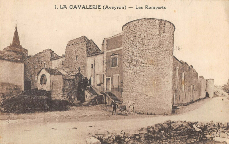 Carte postale ancienne La Cavalerie Les Remparts à La Cavalerie