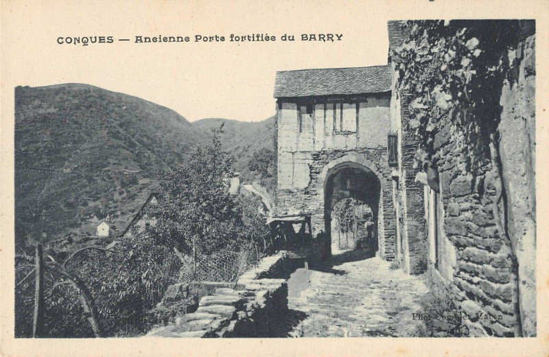 Carte postale ancienne Conques Ancienne Porte Fortifiee Du Barry