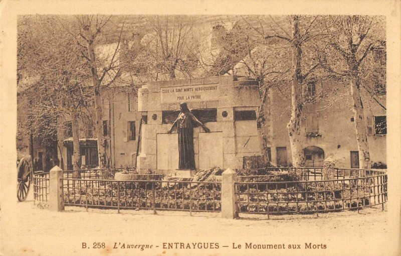 Carte postale ancienne Entraygues Monument Aux Morts