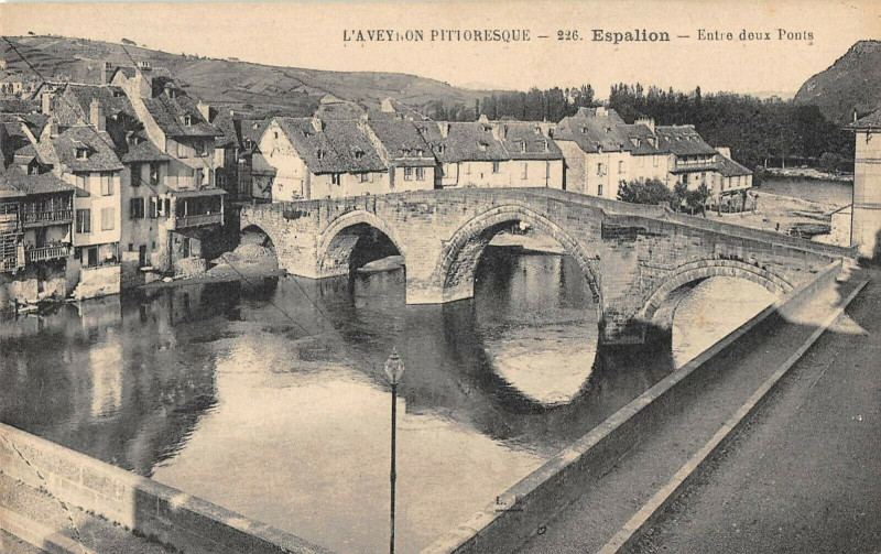 Carte postale ancienne Espalion Entre Deux Ponts à Espalion