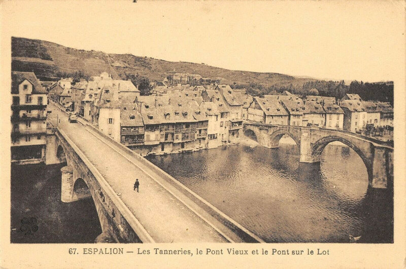 Carte postale ancienne Espalion Les Tanneries Le Pont Vieux Et Pont Sur Le Lot à Espalion