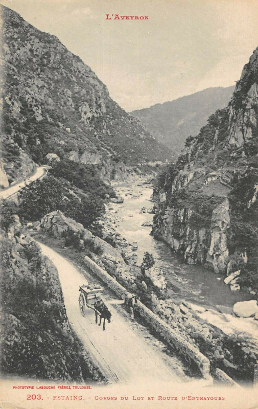 Carte postale ancienne Estaing Gorges Du Lot Et Route D'Entraygues à Estaing
