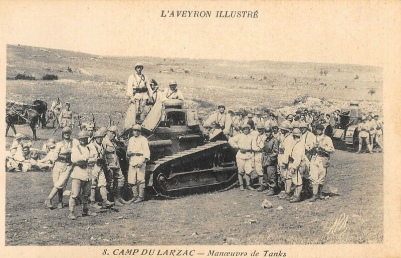 Carte postale ancienne Au Camp Du Larzac Manoeuvre Du Tank