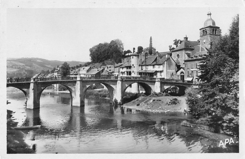 Carte postale ancienne Saint Geniez D'Olt Le Pont
