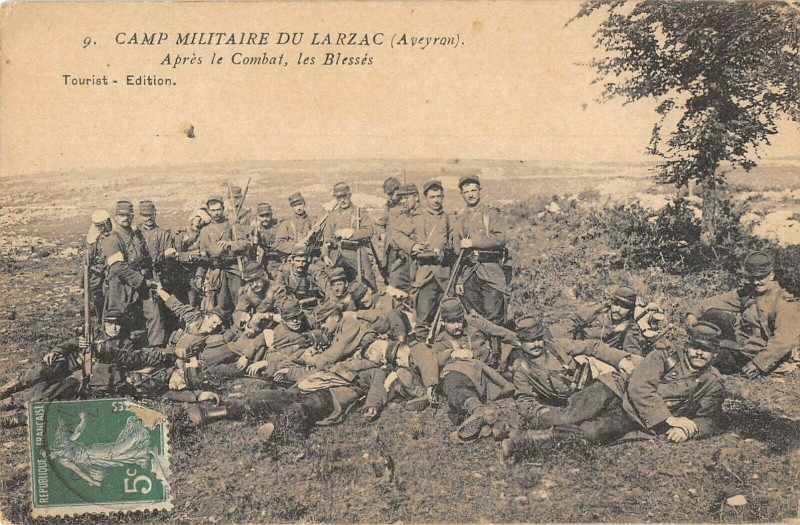 Carte postale ancienne Camp Du Larzac Apres Les Combat Les Blesses