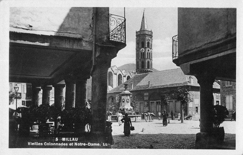 Carte postale ancienne Millau Vieilles Colonnades à Millau