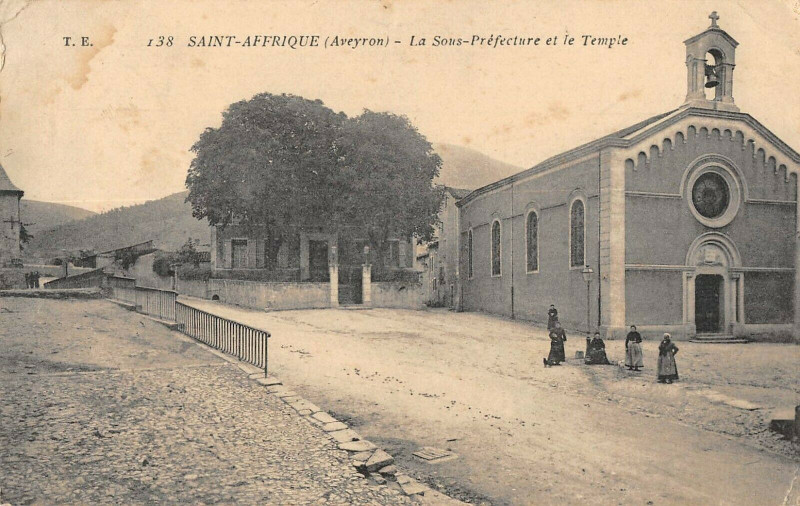 Carte postale ancienne Saint Affrique La Sous Prefecture Et Le Temple à Saint-Affrique