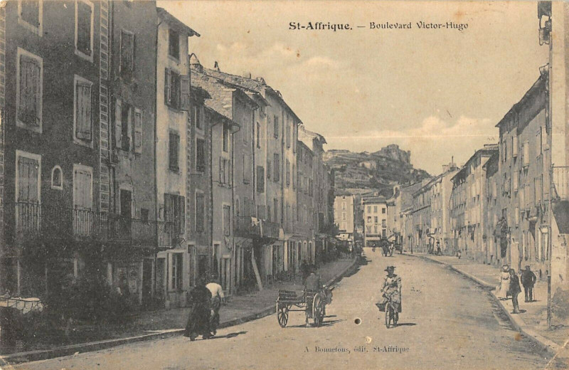 Carte postale ancienne Saint Affrique Boulevard Victor Hugo à Saint-Affrique