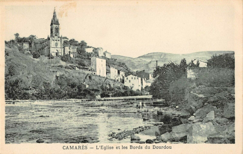 Carte postale ancienne Camares L'Eglise Et Les Bords Du Dourdou à Camarès