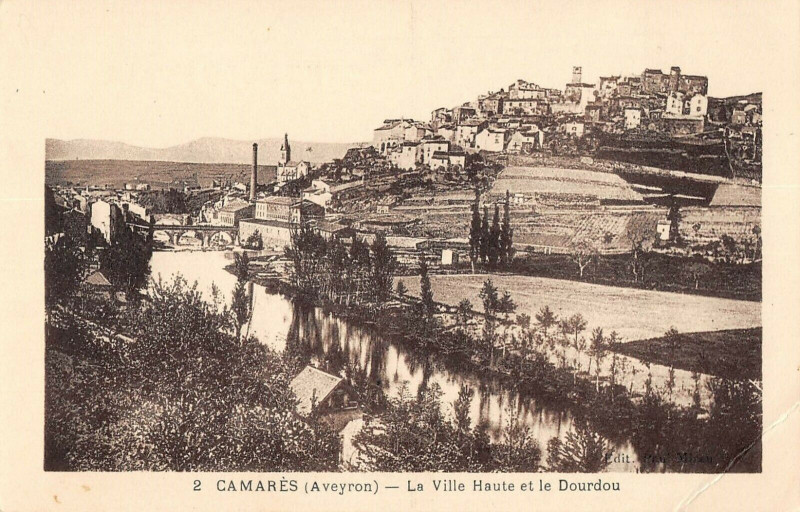 Carte postale ancienne Camares La Ville Haute Et Le Dourdou à Camarès