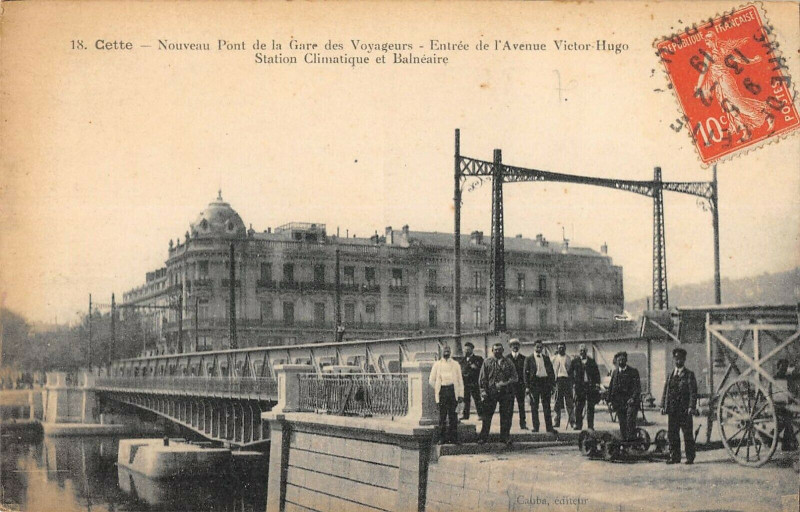 Carte postale ancienne Cette Nouveau Pont De La Gare Des Voyageurs Entree Avenue Victor Hugo