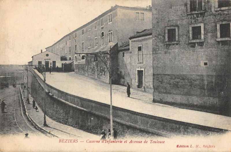 Carte postale ancienne Beziers Caserne D'Infanterie Et Avenue De Toulouse à Béziers