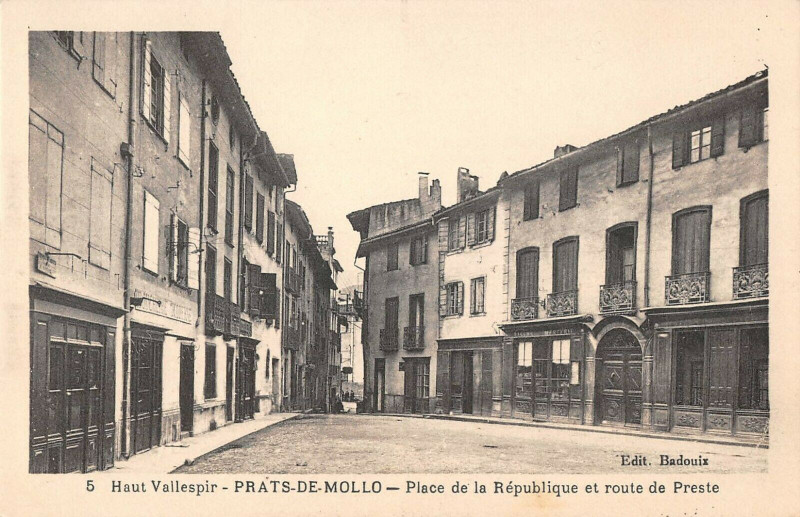 Carte postale ancienne Prats De Mollo Place De La Republique Et Route De Preste à Llo