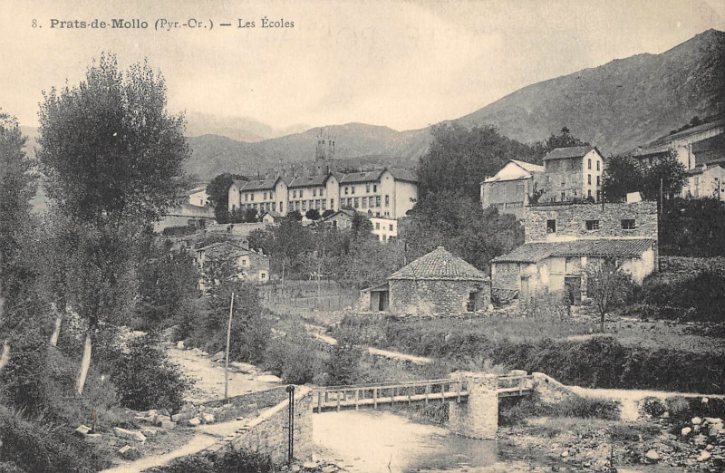 Carte postale ancienne Prats De Mollo Les Ecoles à Llo