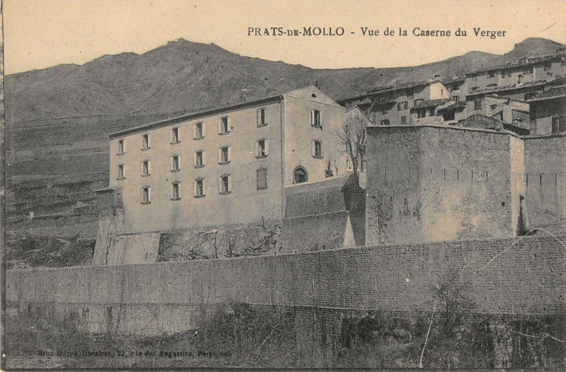 Carte postale ancienne Prats De Mollo Vue De La Caserne Du Verger à Llo