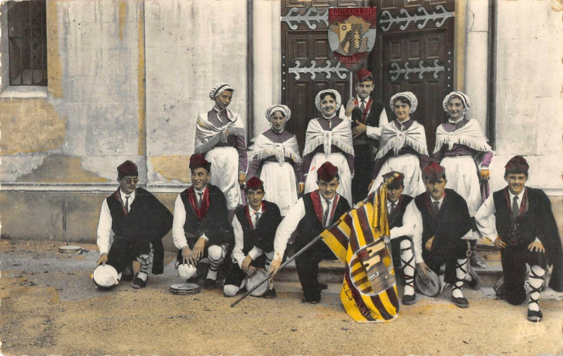 Carte postale ancienne En Roussillon Le Groupe D'Amelie Les Bains Catalans Et Catalanes à Llo