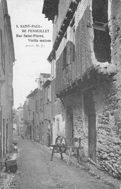 Carte postale ancienne Saint Paul De Fenouillet Rue Saint Pierre Vieille Maison à Fenouillet