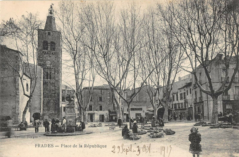 Carte postale ancienne Prades Place De La Republique à Prades