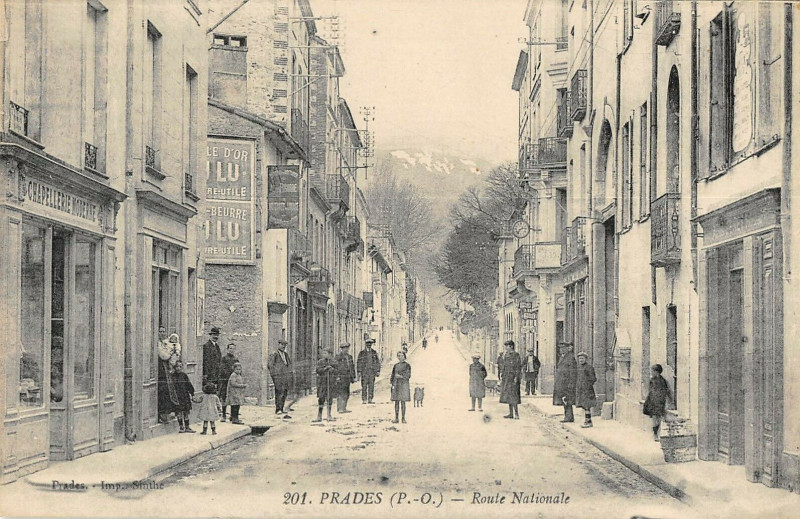 Carte postale ancienne Prades Route Nationale à Prades