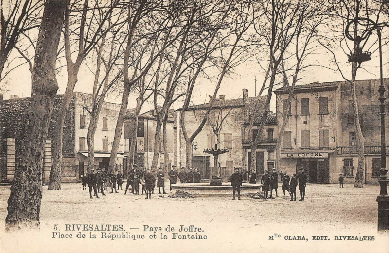 Carte postale ancienne Rivesaltes Place De La Republique Et La Fontaine à Rivesaltes