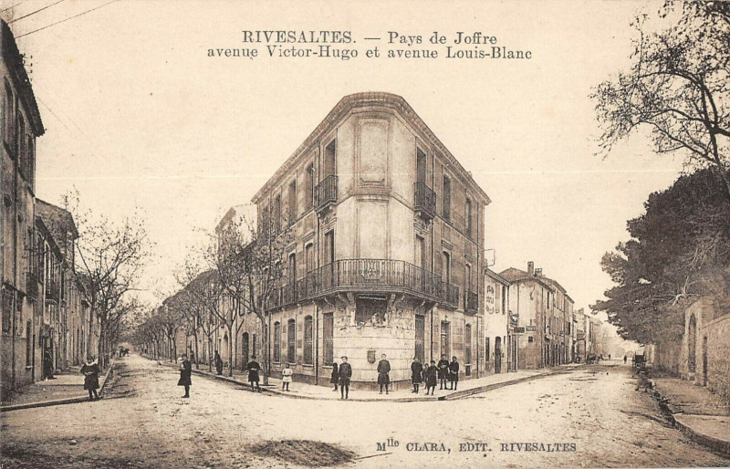 Carte postale ancienne Rivesaltes Avenue Victor Hugo Et Louis Blanc à Rivesaltes
