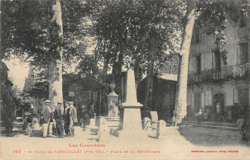 Carte postale ancienne Saint Paul De Fenouillet Place De La Republique à Fenouillet