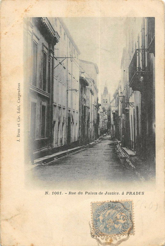 Carte postale ancienne Rue Du Palais De Justice A Prades à Prades