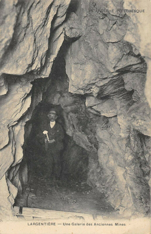 Carte postale ancienne Largentiere Une Galerie Des Anciennes Mines à Largentière