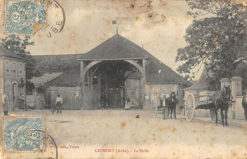 Carte postale ancienne Lesmont Les Halles à Lesmont