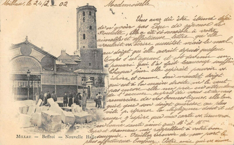 Carte postale ancienne Millau Beffroi Nouvelle Halle à Millau