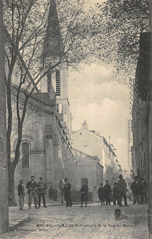 Carte postale ancienne Millau Eglise Saint Francois Et La Rue Du Barry (cliché pas courant à Millau