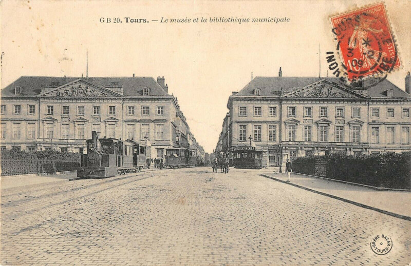 Carte postale ancienne Tours Le Musee Et La Bibliotheque Municipale (Train à Tours