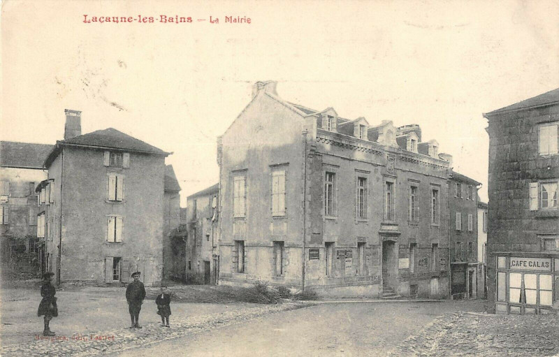 Carte postale ancienne Lacaune Les Bains La Mairie à Lacaune