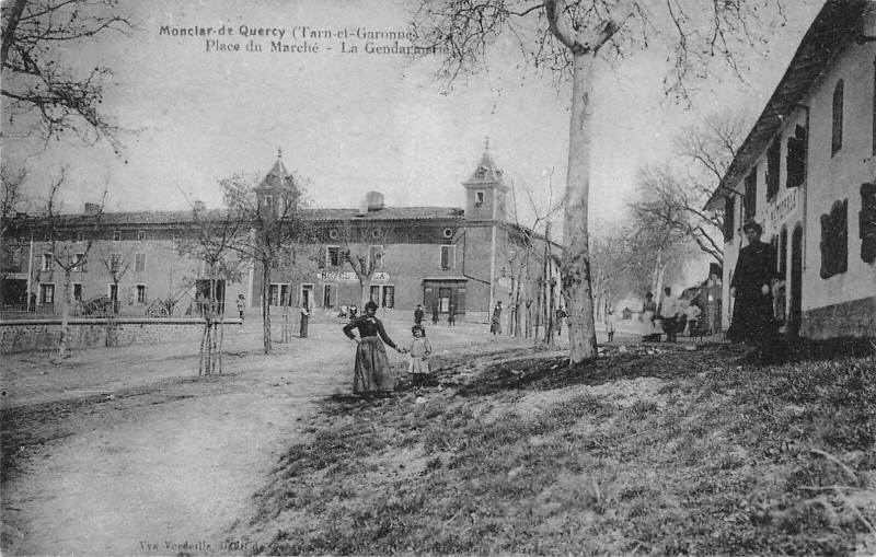 Carte postale ancienne Monclar De Quercy Place Du Marche La Gendarmerie à Monclar-de-Quercy