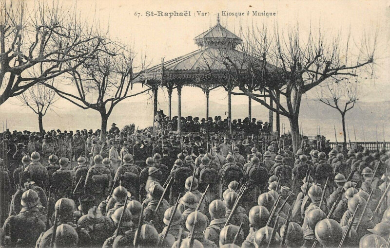 Carte postale ancienne Saint Raphael Kiosque A Musique