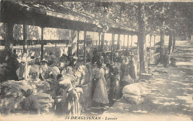 Carte postale ancienne Draguignan Lavoir à Draguignan