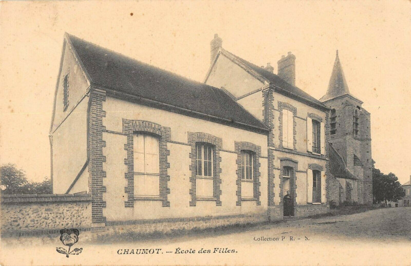 Carte postale ancienne Chaumont Ecole Des Filles à Chaumont