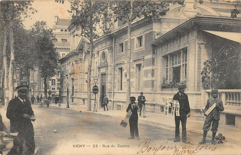 Carte postale ancienne Vichy Rue Du Casino ( marchand de cartes postales ambulant à Vichy