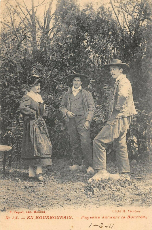 Carte postale ancienne En Bourbonnais Paysans Dansant La Bourree