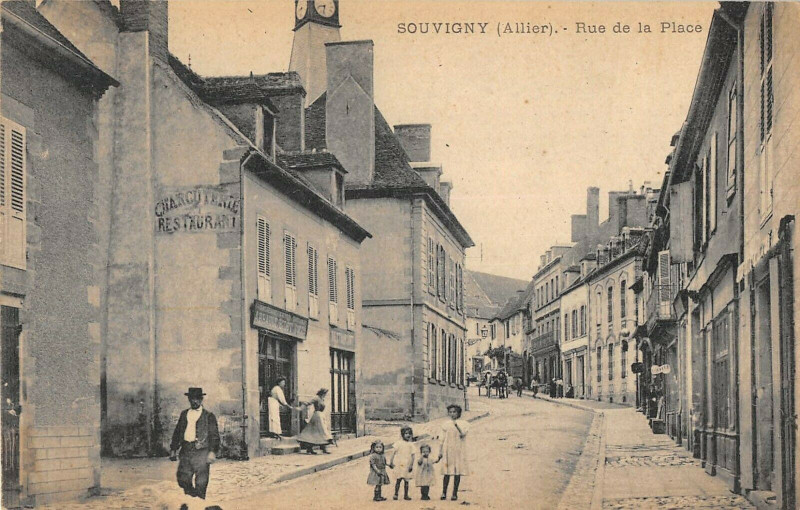 Carte postale ancienne Souvigny Rue De La Place à Souvigny