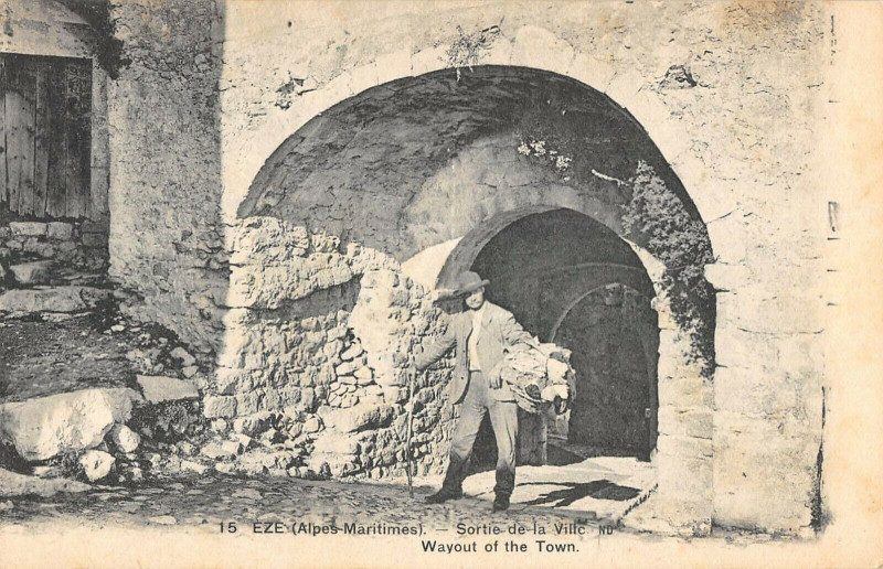 Carte postale ancienne Eze Sortie De La Ville à Èze