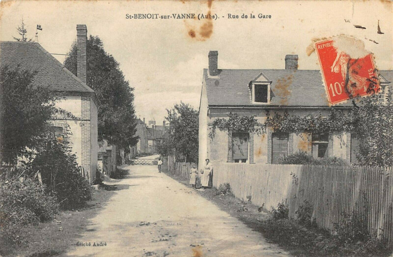 Carte postale ancienne Saint Benoit Sur Vanne Rue De La Gare