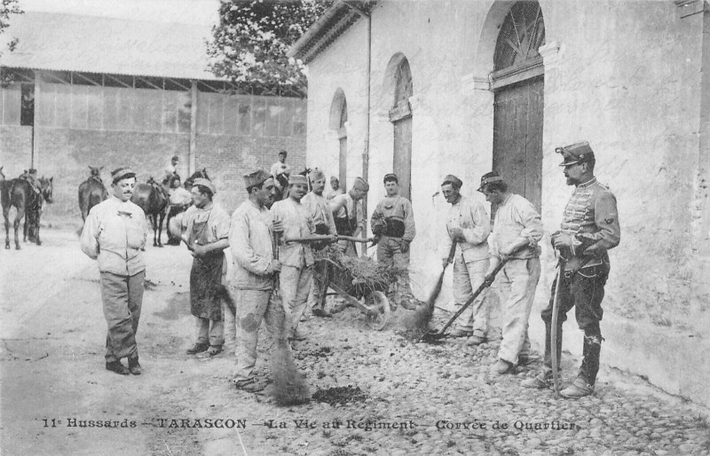 Carte postale ancienne Tarascon 11e Hussards La Vie Au Regiment Corvee De Quartier à Tarascon