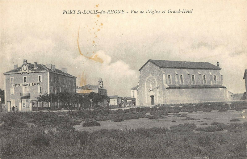 Carte postale ancienne Port Saint Louis Du Rhone Vue De L'Eglise Et Grand Hotel