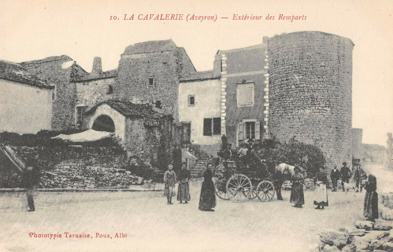 Carte postale ancienne La Cavalerie Exterieur Des Remparts à La Cavalerie
