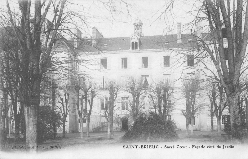 Carte postale ancienne Saint Brieuc Sacre Coeur Facade Cote Du Jardin à Saint-Brieuc