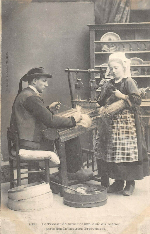 Carte postale ancienne Le Tisseur De Tamis Et Son Aide Au Metier
