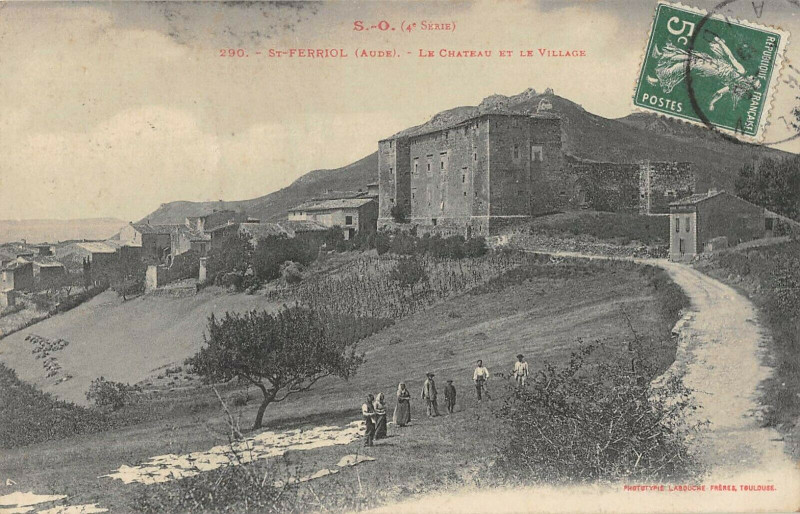 Carte postale ancienne Saint Ferriol Le Chatau Et La Village à Saint-Ferriol