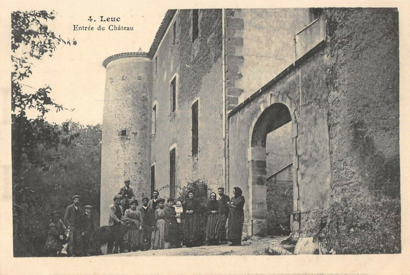 Carte postale ancienne Leuc Entree Du Chateau à Leuc