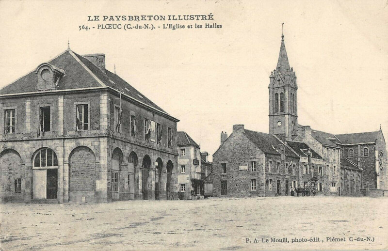 Carte postale ancienne Ploeuc L'Eglise Et Les Halles